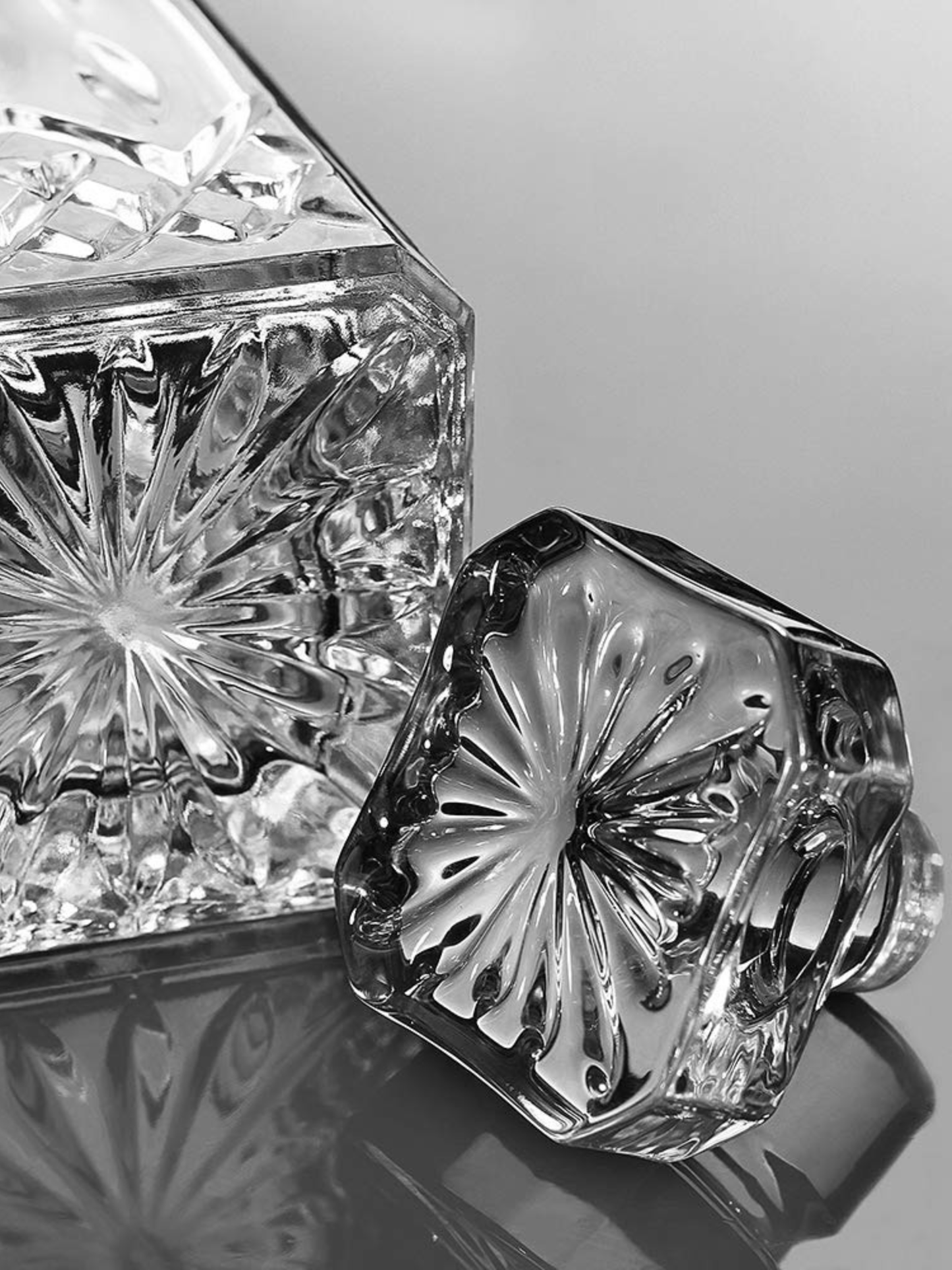 Atlas Grid Crystal Decanter (750 ML)